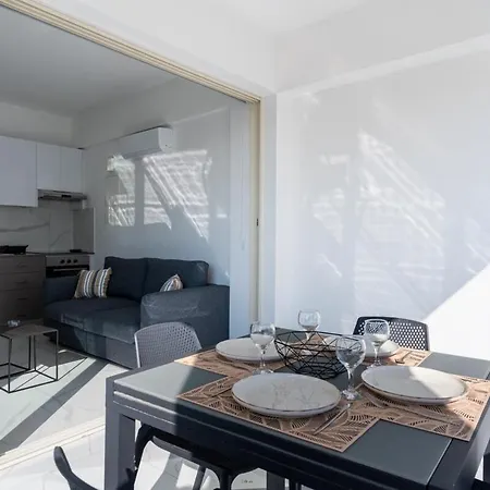 Apartment Rosemont - Stylish W Balcony In Larnaka