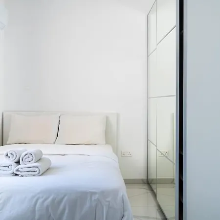 Rosemont - Stylish W Balcony In