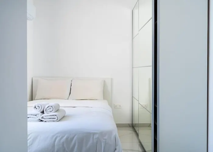 Rosemont - Stylish W Balcony In