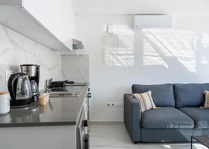 Rosemont - Stylish W Balcony In Larnaca